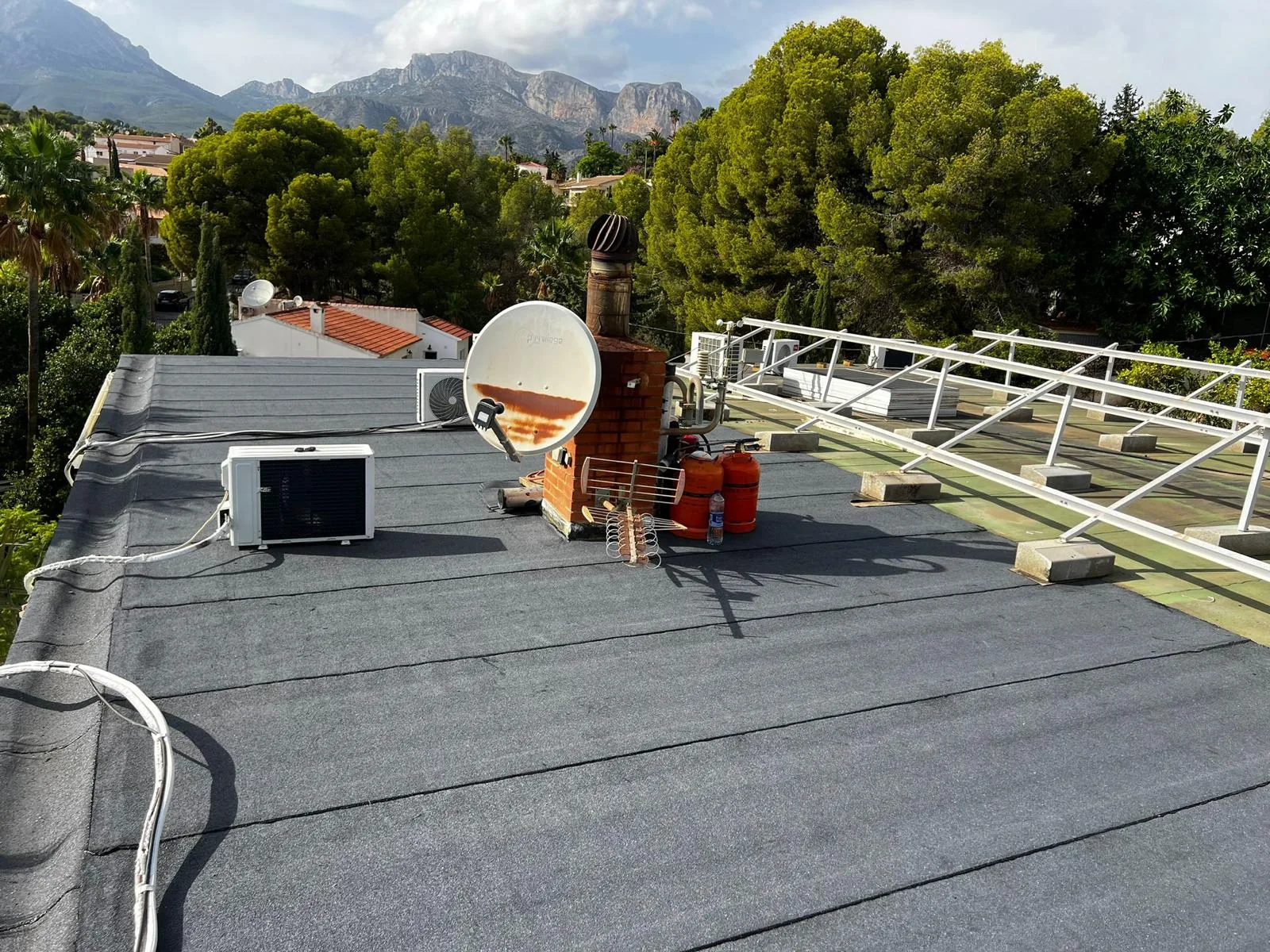 Equipamiento sobre cubierta plana — antena y airco
