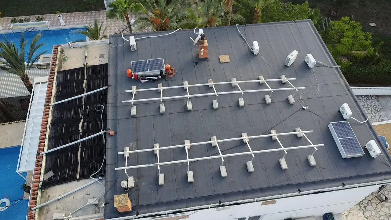 Equipo instalando paneles solares en cubierta