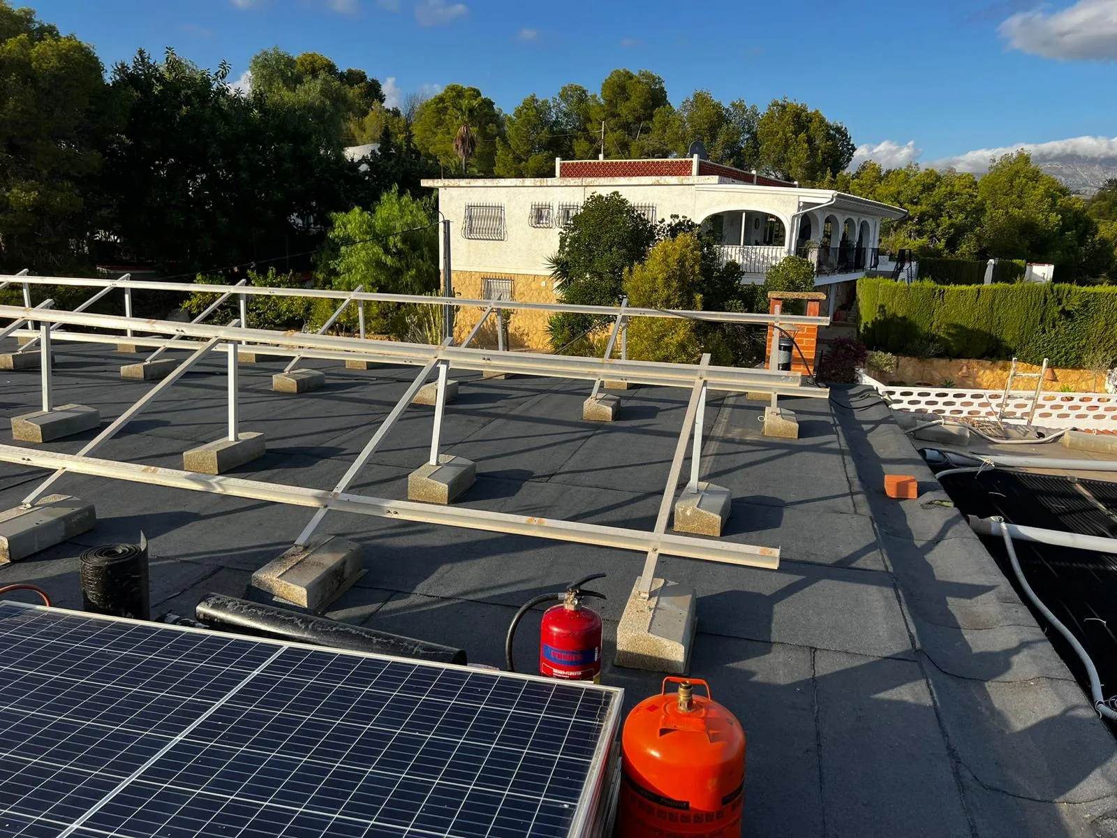 Montaje de estructura de soporte para paneles solares