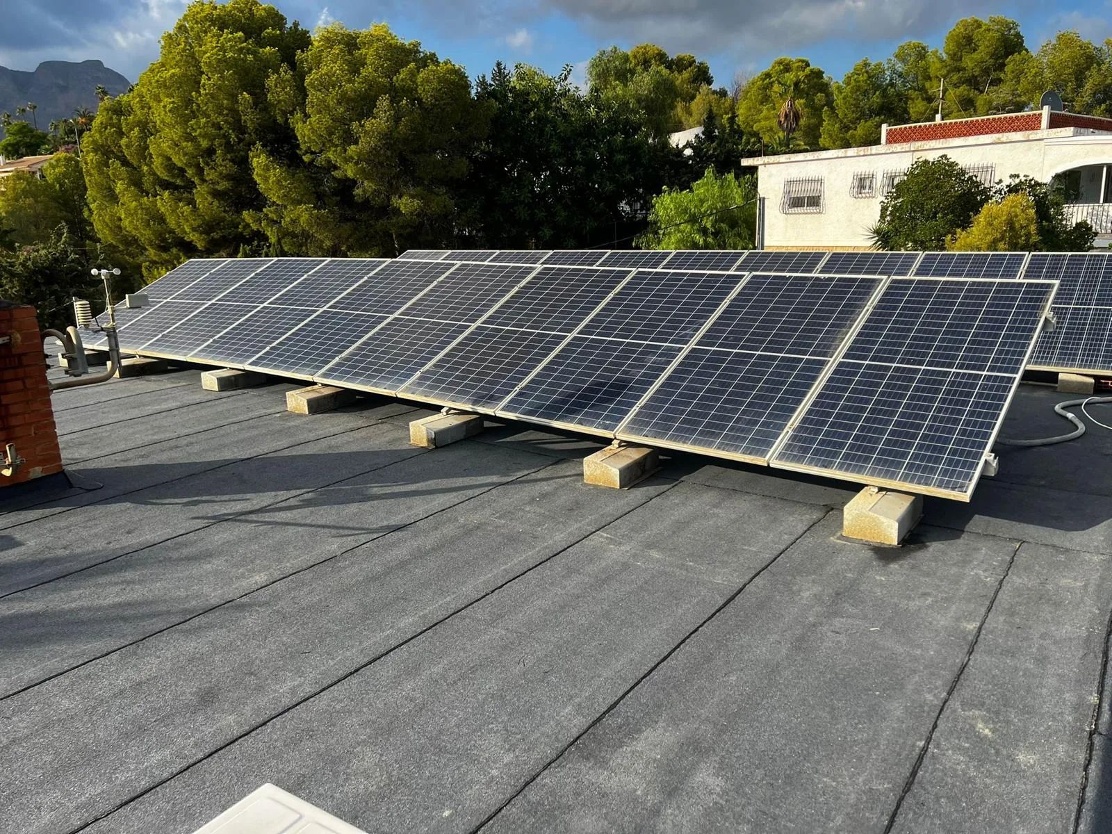 Paneles solares sobre tejado — DAM TECHO