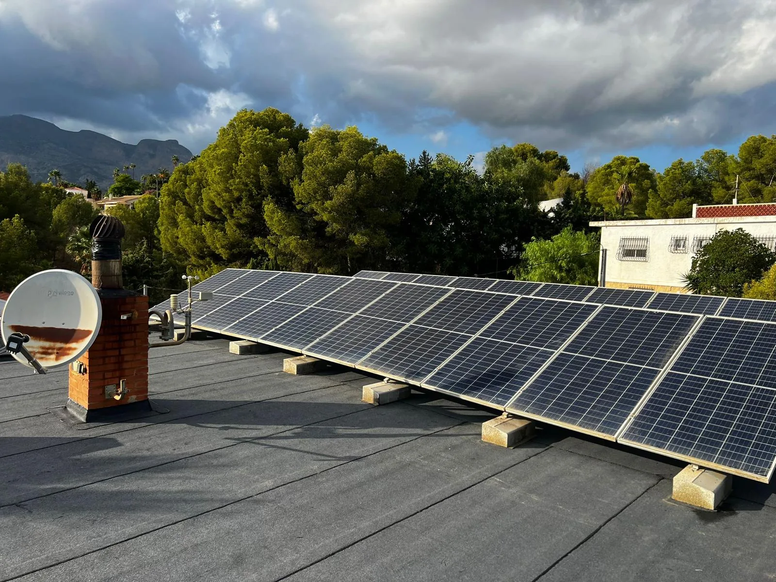 Paneles solares con vistas a la montaña