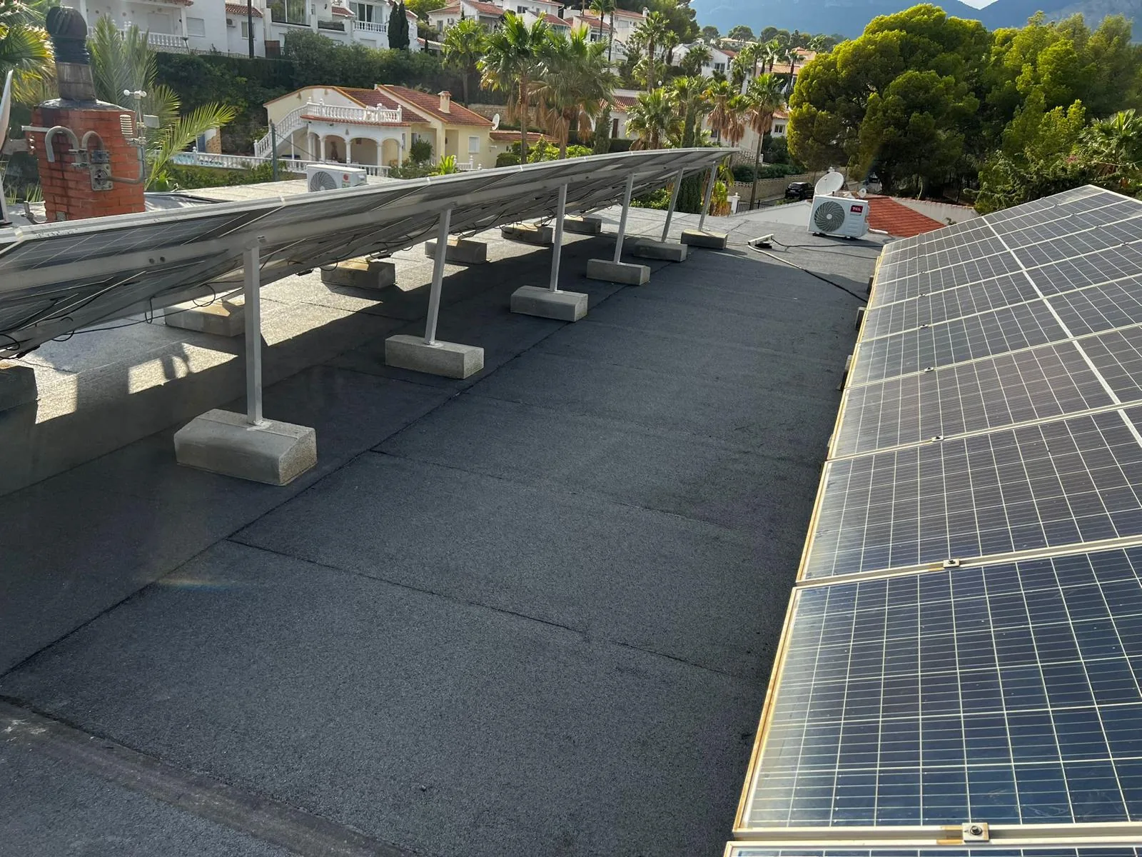 Paneles solares en urbanización