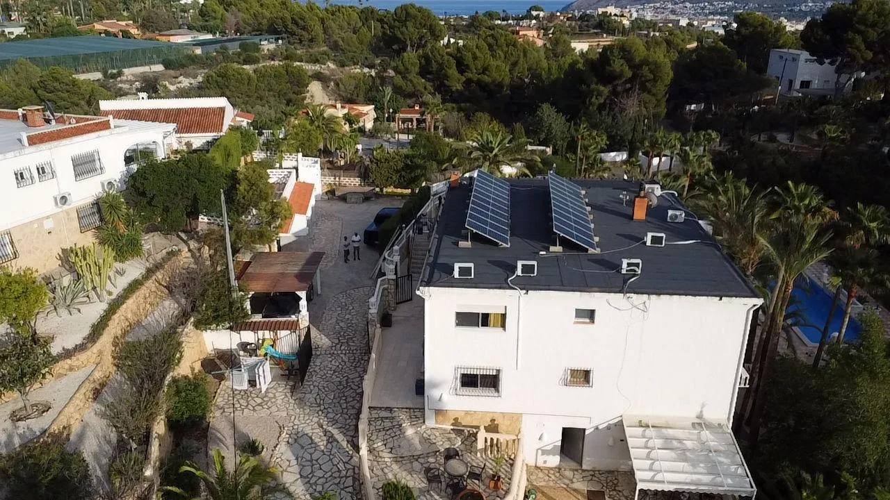 Inspección aérea de cubierta con paneles solares