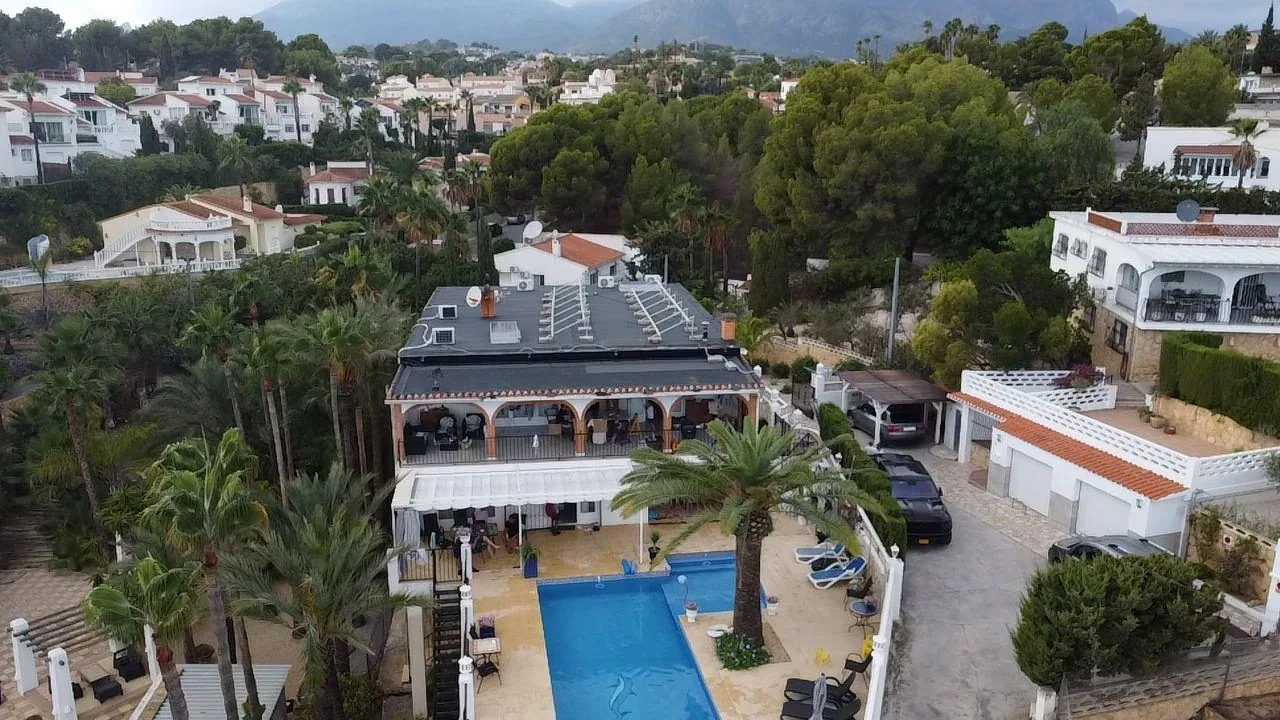 Villa con paneles solares