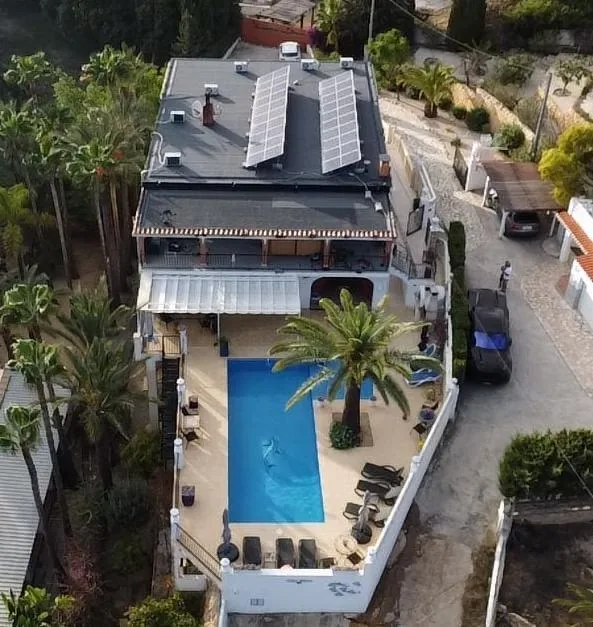 Villa con piscina y paneles solares