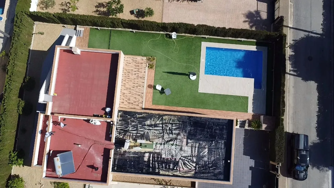 Villa con piscina y tejado renovado