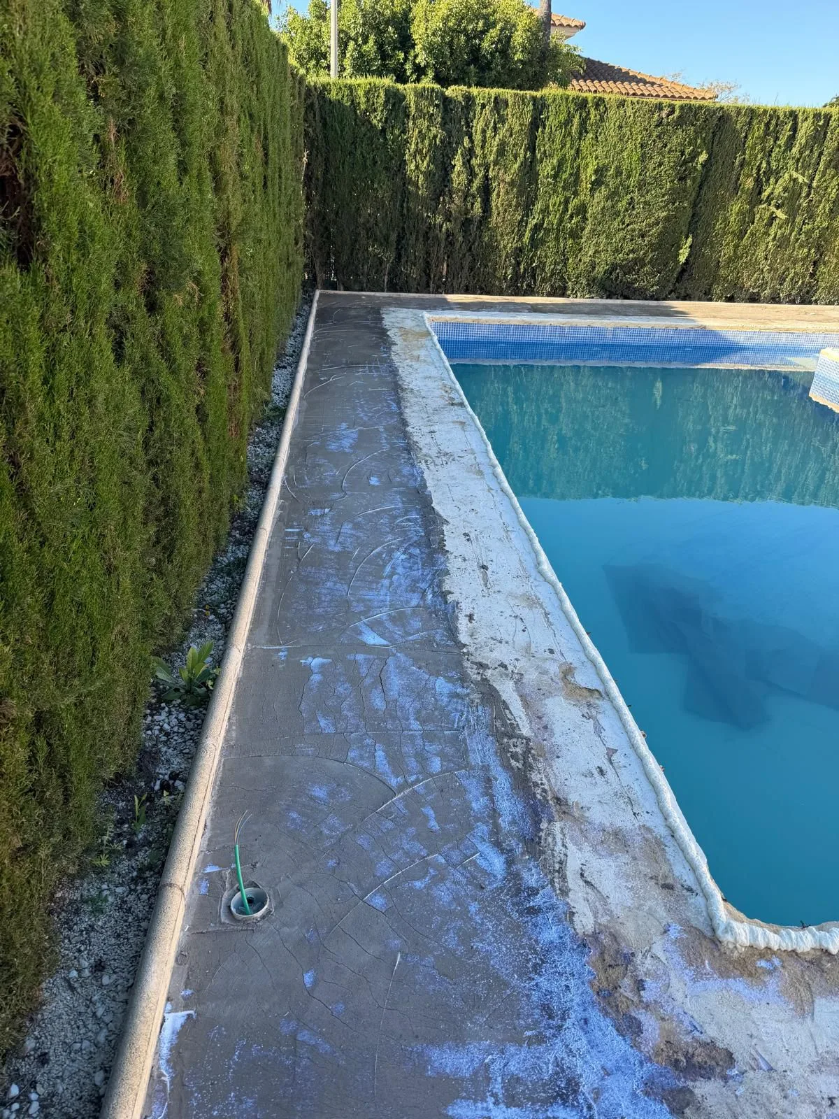 Bordillo piscina en construcción